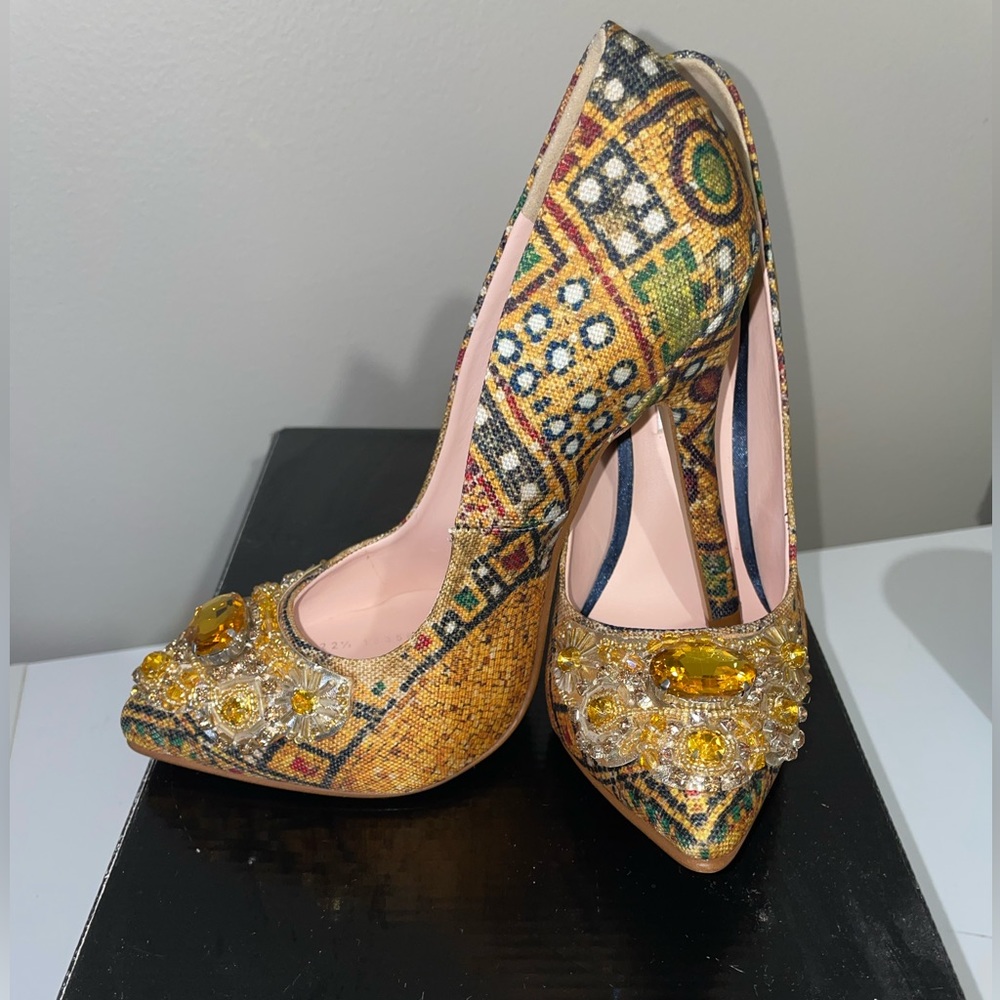 Beautiful yellow/gold heels size 5.5 women’s